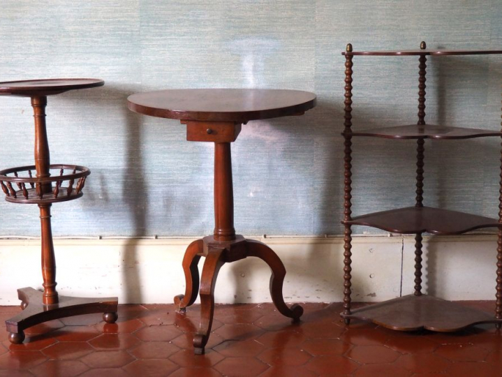 Guéridon tripode XIXème en merisier, un tiroir en ceinture  H. 69 cm -