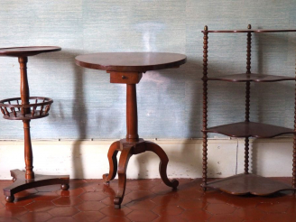 Vente aux enchères Guéridon tripode XIXème en merisier, un tiroir en ceinture  H. 69 cm -