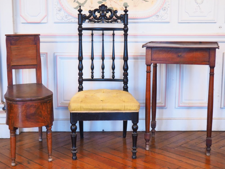 Petite table en noyer de style Directoire (mauvais état) Bidet de styl