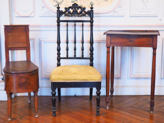 Vente aux enchères Petite table en noyer de style Directoire (mauvais état) Bidet de styl