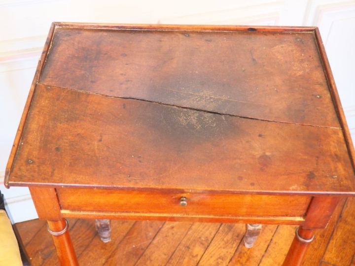 Petite table en noyer de style Directoire (mauvais état) Bidet de styl