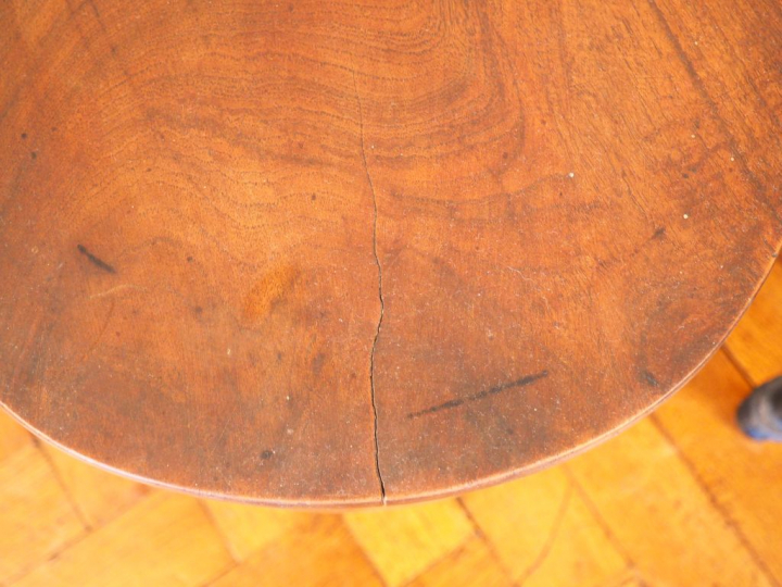 Petite table en noyer de style Directoire (mauvais état) Bidet de styl