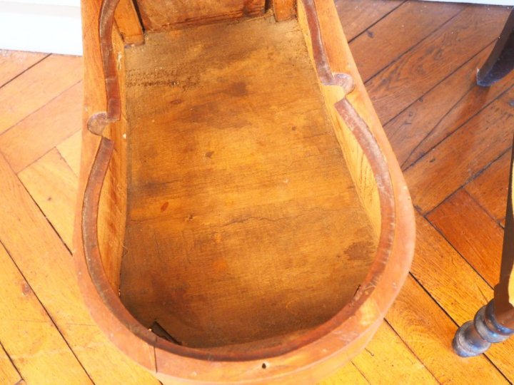 Petite table en noyer de style Directoire (mauvais état) Bidet de styl