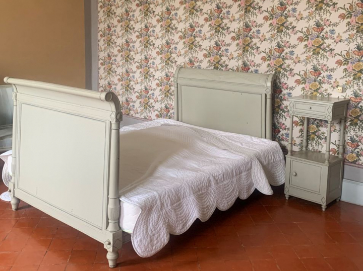 Lit Directoire en bois laqué gris, décor de liseré bleu  H. des montan