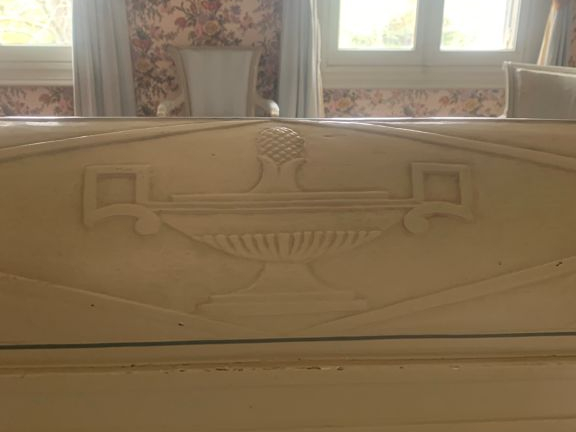 Lit Directoire en bois laqué gris, décor de liseré bleu  H. des montan