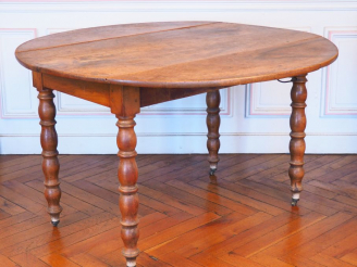 Vente aux enchères Table à abattants XIXème en noyer, pieds annelés. Dim. 70 x 120 cm