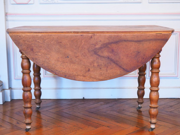Table à abattants XIXème en noyer, pieds annelés. Dim. 70 x 120 cm
