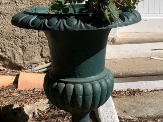 Vente aux enchères Paire de vases Médicis en fonte. H. 70 cm - Diam. 58 cm (repeints en v