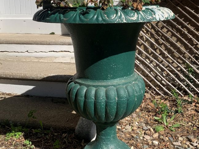 Paire de vases Médicis en fonte. H. 70 cm - Diam. 58 cm (repeints en v