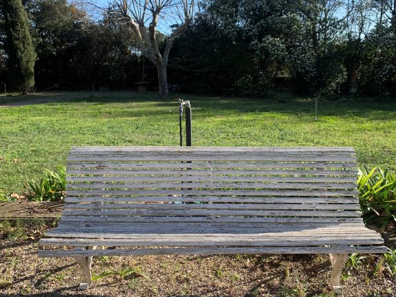 Paire de bancs de jardin 1900 en bois et fer forgé.