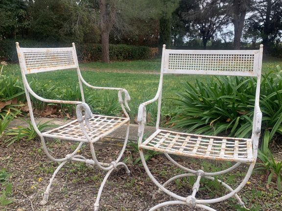 6 fauteuils de jardin en fer forgé relaqués blanc, accotoirs à col de 