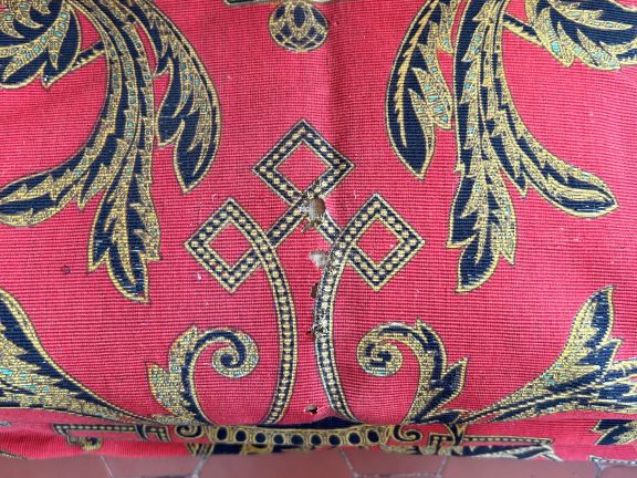 Ensemble de tissus anciens comprenant : deux paires de rideaux, 9 bout