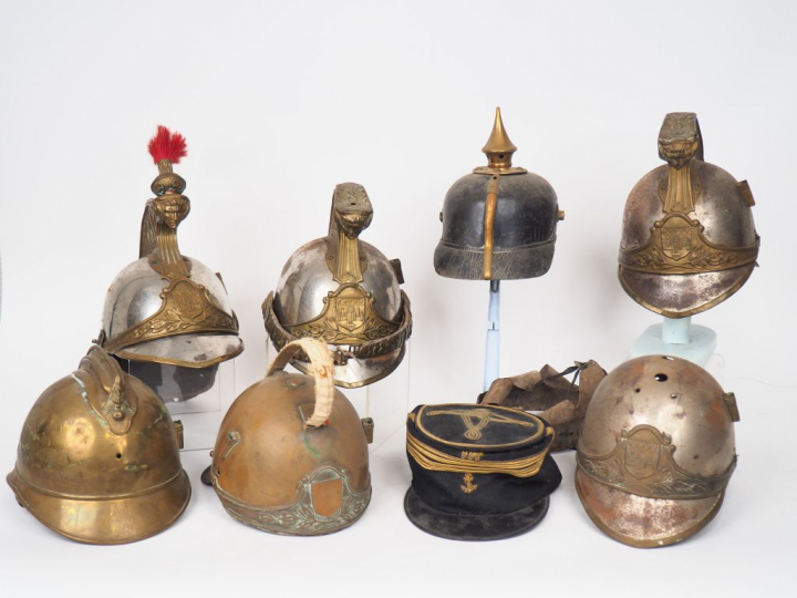 Lot de quatre casques de troupe type cuirassier 1874 incomplets, bombe