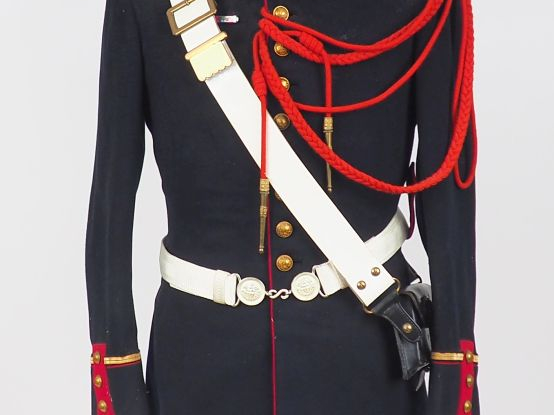 Lot de deux uniformes français dont une tenue de gendarme et une tenue