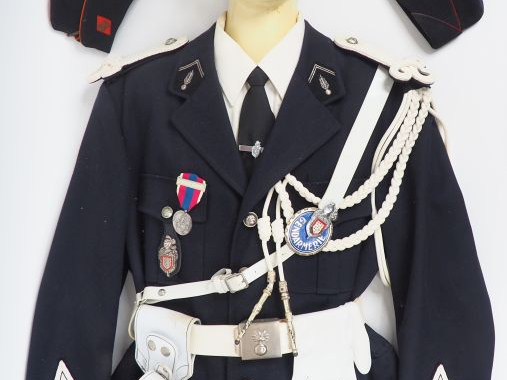 Lot de deux uniformes français dont une tenue de gendarme et une tenue