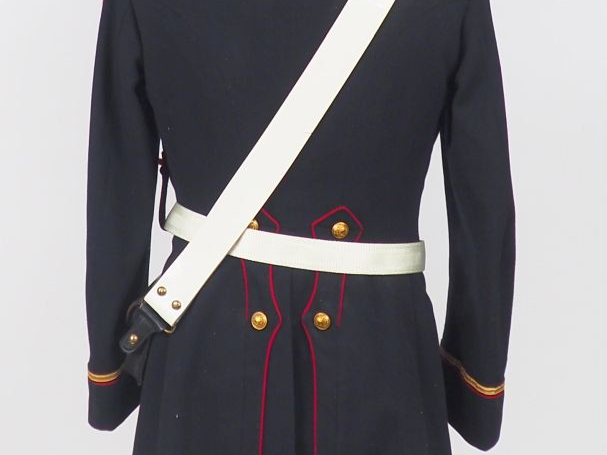 Lot de deux uniformes français dont une tenue de gendarme et une tenue