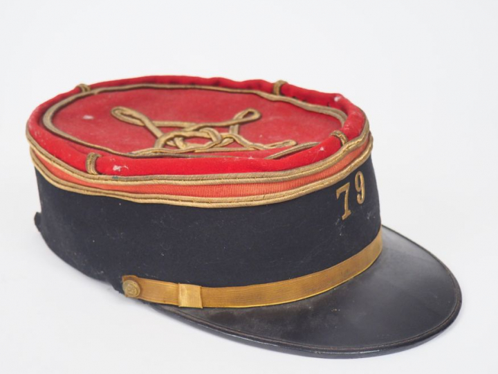 Lot de deux uniformes français dont une tenue de gendarme et une tenue