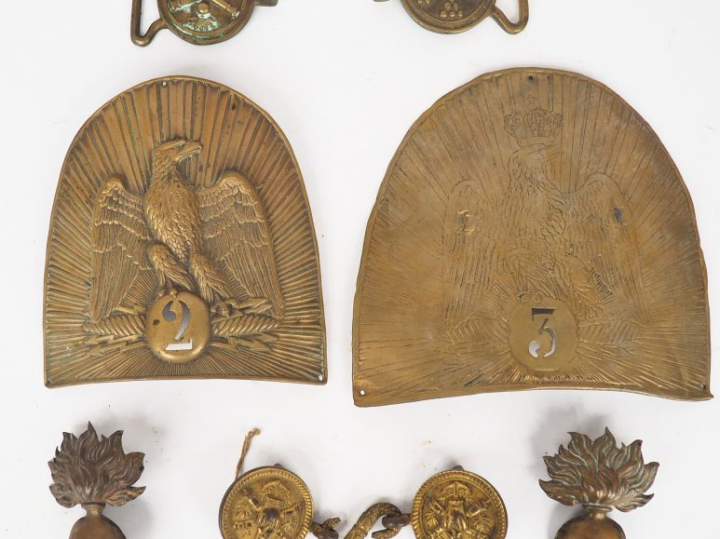 Lot de 2 plaques de bonnets à poils en laiton embouti sur fond rayonna