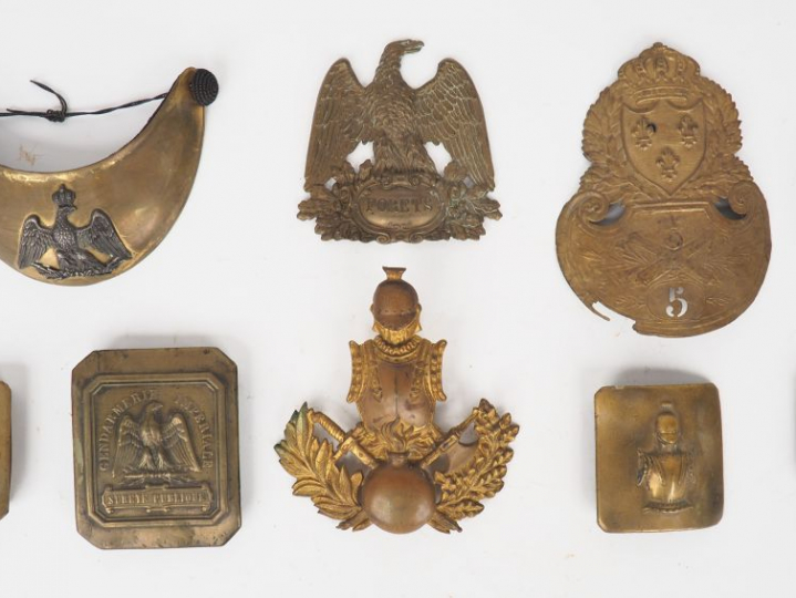 Lot de 9 cuivreries françaises diverses : plaque de Shako 5e d’artille