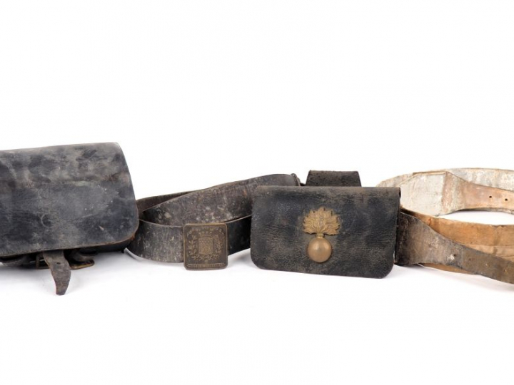 Lot divers de buffleterie : on y trouve un baudrier en buffleterie bla