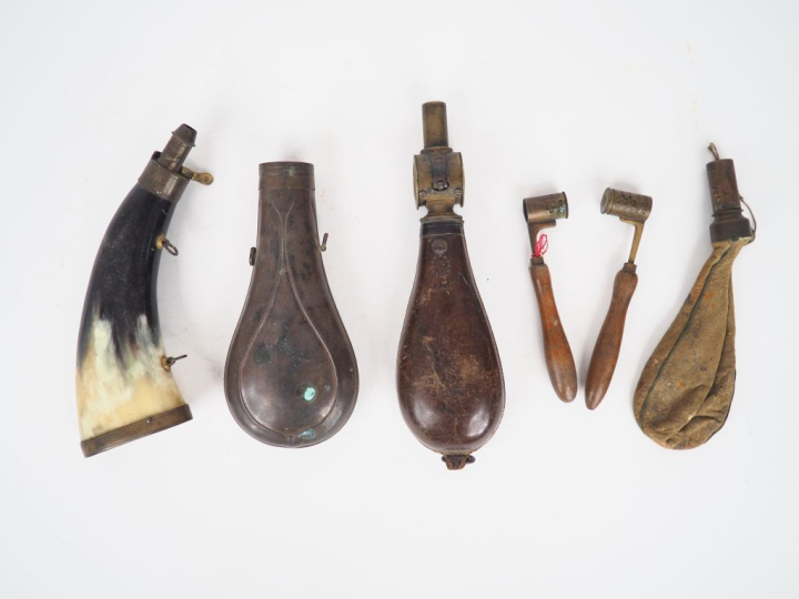 Lot comprenant 4 poires à poudre et à plomb diverses dont une belle po