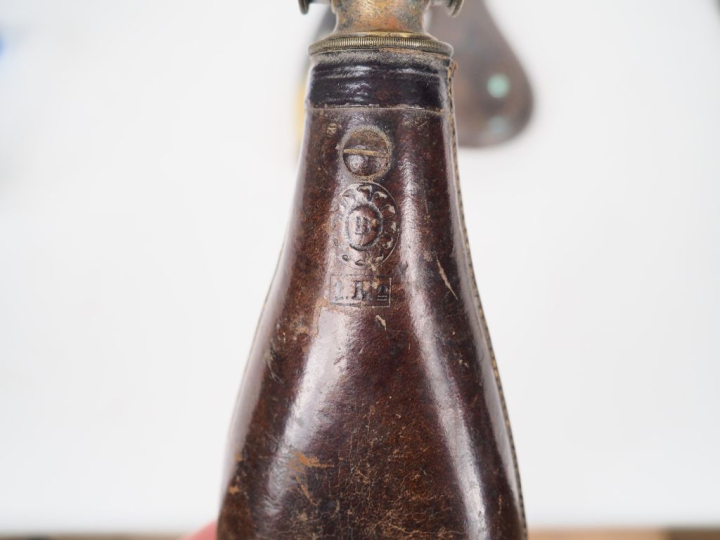 Lot comprenant 4 poires à poudre et à plomb diverses dont une belle po