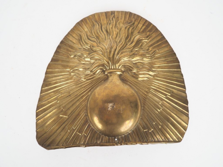 Plaque de bonnet à poils de grenadier construite à partir d’une feuill