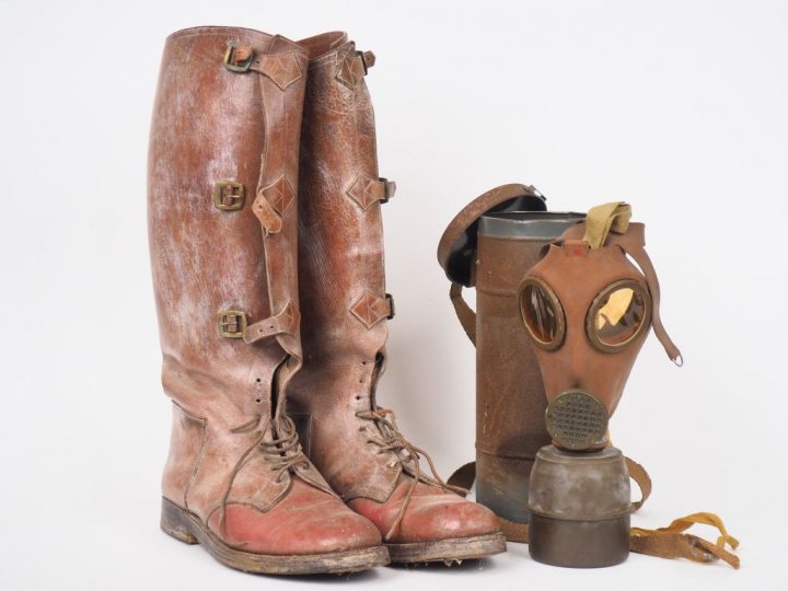 Paire de brodequins à jambières attenantes à trois crochets en cuir fa