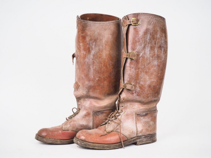 Paire de brodequins à jambières attenantes à trois crochets en cuir fa