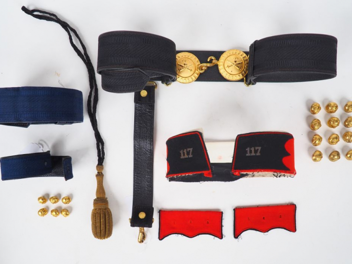 Lot comprenant un ceinturon modèle 1931 de grande tenue d’officier d’a