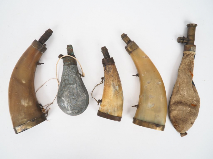 Lot de 5 poires à poudre et sac à plomb divers modèles à restaurer. Et