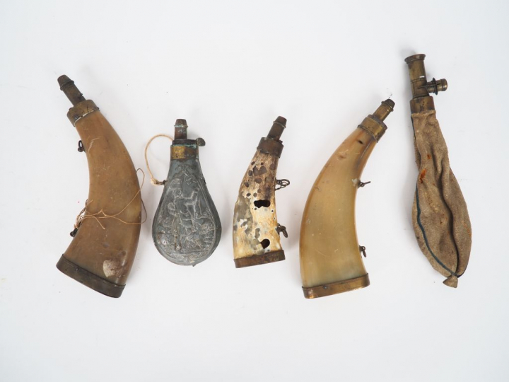 Lot de 5 poires à poudre et sac à plomb divers modèles à restaurer. Et