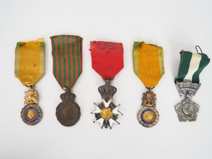 Lot de 5 décorations françaises : on y trouve 2 médailles militaires (