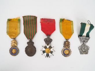 Vente aux enchères Lot de 5 décorations françaises : on y trouve 2 médailles militaires (