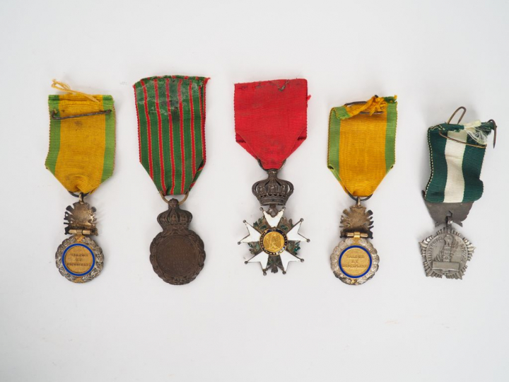 Lot de 5 décorations françaises : on y trouve 2 médailles militaires (