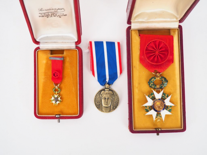 Boite en cartonnage rouge contenant une étoile de chevalier de la légi
