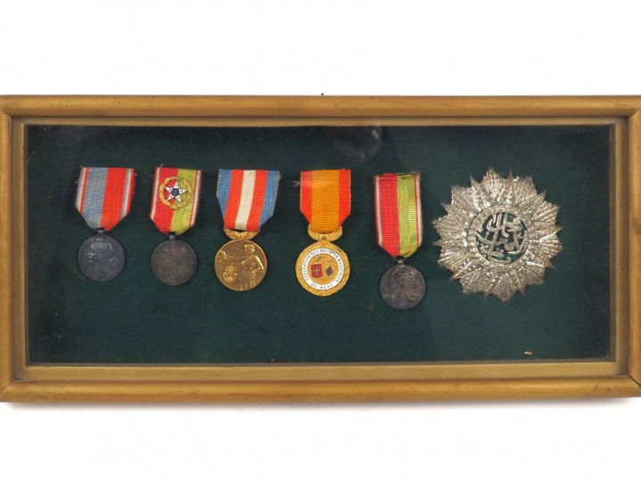 Présentoir vitré contenant diverses décorations pendantes non officiel