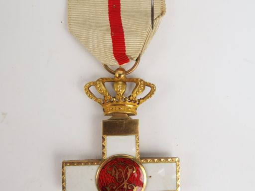 Belle et fine Croix en or et émail blanc du mérite militaire Espagnol 