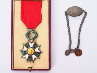 Vente aux enchères Boite en carton rouge contenant une belle étoile de chevalier de la lé