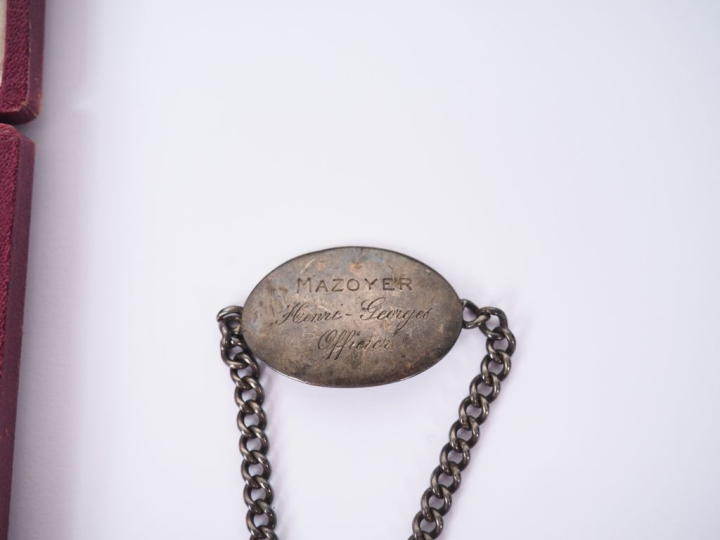 Boite en carton rouge contenant une belle étoile de chevalier de la lé