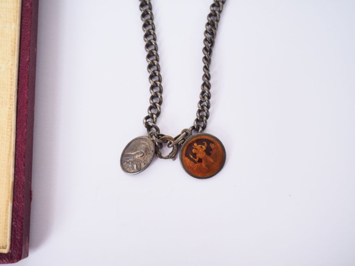 Boite en carton rouge contenant une belle étoile de chevalier de la lé