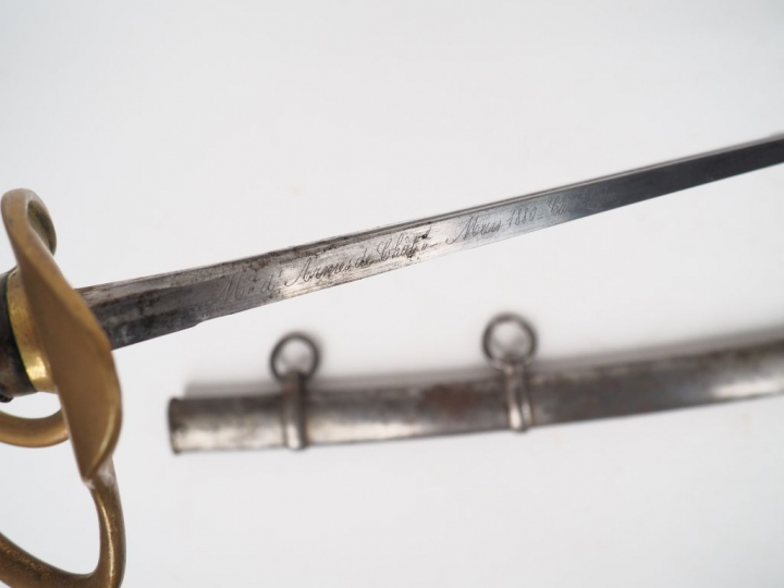 Sabre troupe de cavalerie légère daté Mars 1880, lame courbe à dos pla