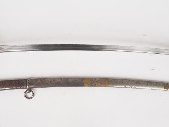 Sabre troupe de cavalerie légère daté Mars 1880, lame courbe à dos pla
