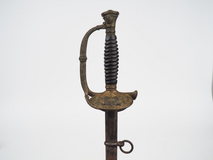 Epée à ciselure, lame droite à 4 pans, monture en bronze fondu, pommea