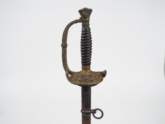 Vente aux enchères Epée à ciselure, lame droite à 4 pans, monture en bronze fondu, pommea