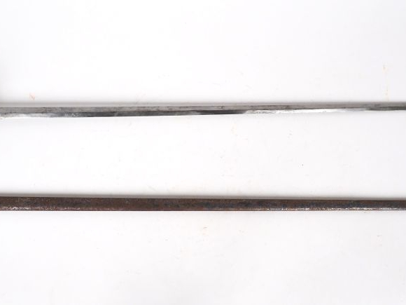 Epée à ciselure, lame droite à 4 pans, monture en bronze fondu, pommea