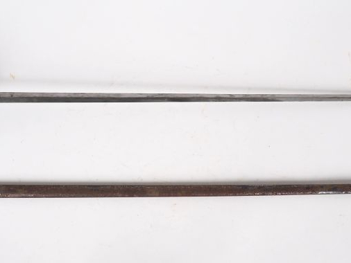 Epée à ciselure, lame droite à 4 pans, monture en bronze fondu, pommea