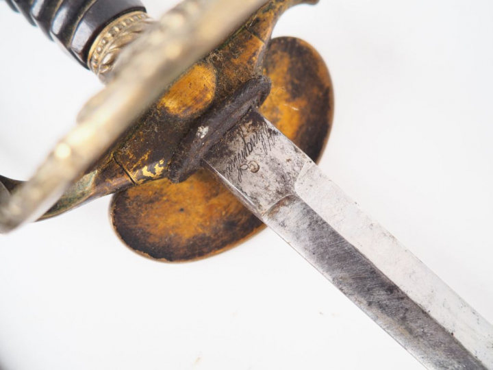 Epée à ciselure, lame droite à 4 pans, monture en bronze fondu, pommea