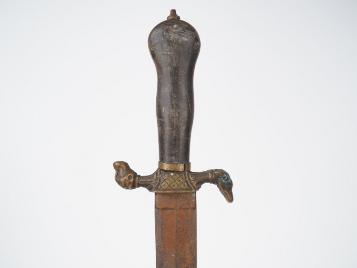 Dague de vénerie XIXème, lame droite symétrique à arêtes centrale et d