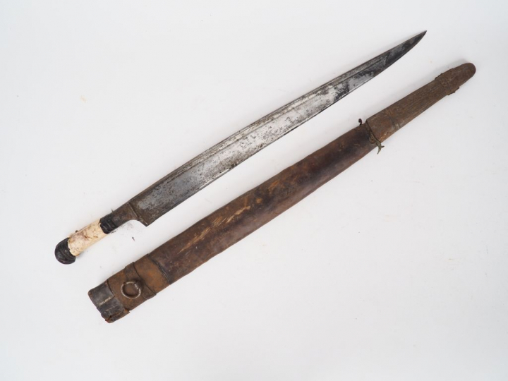 Long Kard (Afganistan ?) 600 mm de long. Lame droite à dos plat élargi